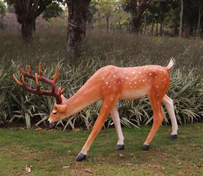 户外景观一只低头觅食的鹿雕塑