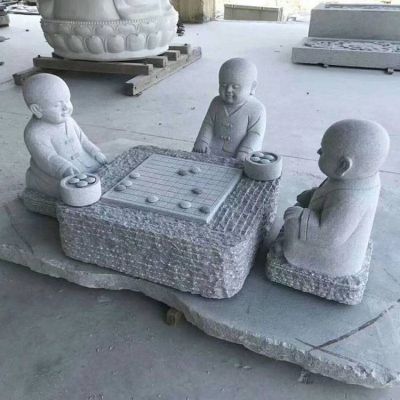 园林景区大理石石雕下棋的小沙弥雕塑