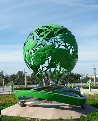 广场创意不锈钢绿色镂空球雕塑