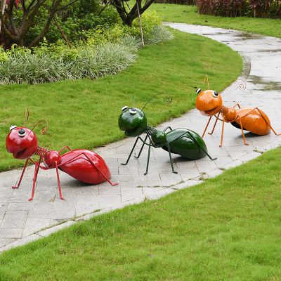 公园草坪三只红黄绿爬行玻璃钢蚂蚁雕塑