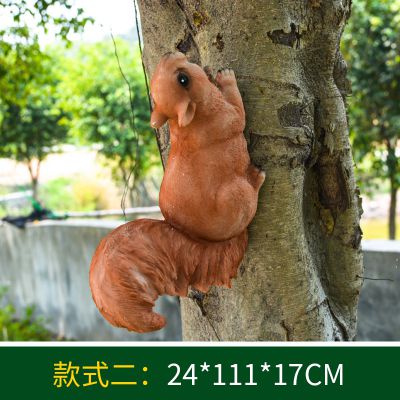 公园一只树上爬行的玻璃钢松鼠雕塑