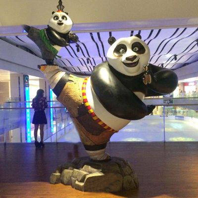 在影院商场门口摆放卡通功夫熊猫玻璃钢雕塑
