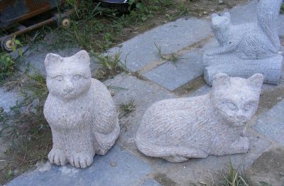 户外草坪大理石石雕卧着的猫雕塑