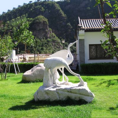 公园草坪汉白玉石雕两只仙鹤雕塑