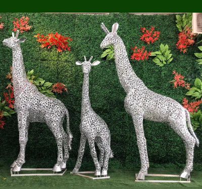 不锈钢镂空铁艺大型室内景观长颈鹿雕塑