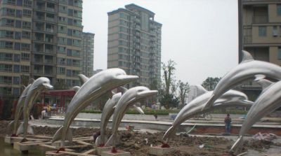 商业街多只飞跃的不锈钢海豚雕塑