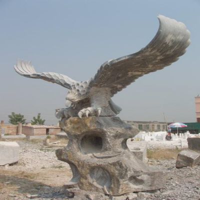 景区一只愤怒的石雕老鹰雕塑