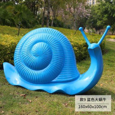 公园摆放的蓝色的歪头玻璃钢彩绘蜗牛雕塑