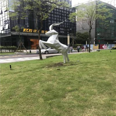 公园草坪几何跳跃的鹿雕塑