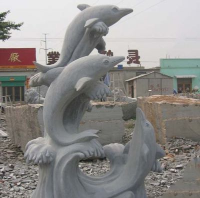 农场摆放多只石雕海豚雕塑