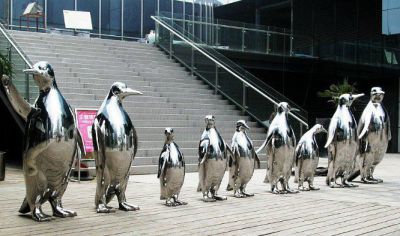 公园广场不锈钢镜面白钢创意姿态各异排队等待的天鹅雕塑