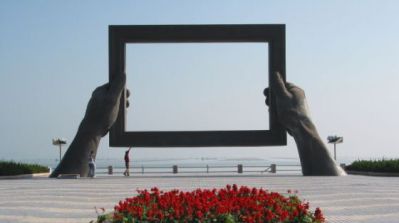 海边景区广场摆放手捉画框做旧手型青铜雕塑