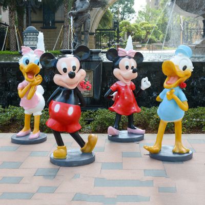 电影院摆放两对玻璃钢米老鼠与唐老鸭雕塑