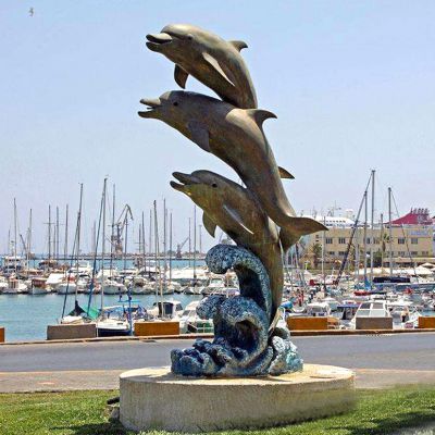 街边三只黄铜做旧海豚雕塑