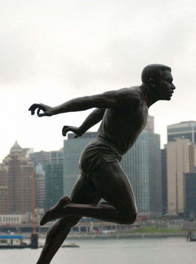 公园跳远运动员人物玻璃钢仿铜雕塑