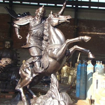 广场大型铜雕骑马的将军