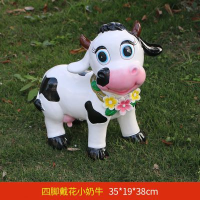 游乐场一只四脚戴花的玻璃钢牛雕塑