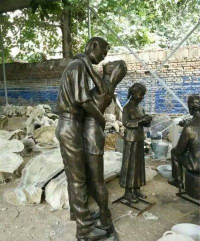公园拥抱的铜雕情侣雕塑
