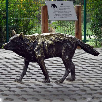 景区动物园不锈钢仿古做旧行走的狼雕塑