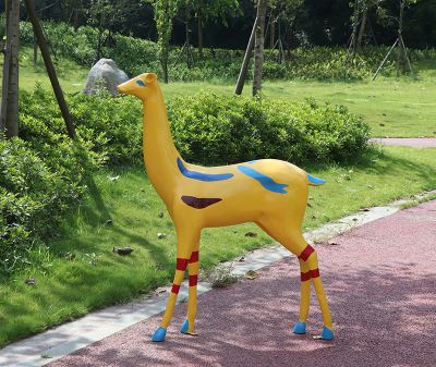 户外街道创意玻璃钢 彩绘黄色鹿雕塑