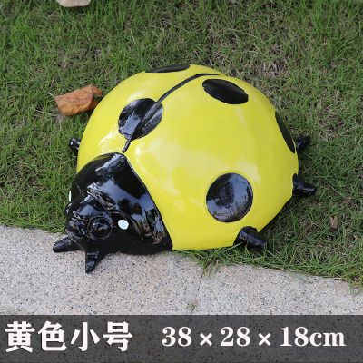 公园里播放的小号黄色玻璃钢卡通瓢虫雕塑