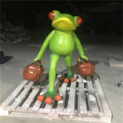 商场摆放玻璃钢卡通提行李青蛙公仔雕塑