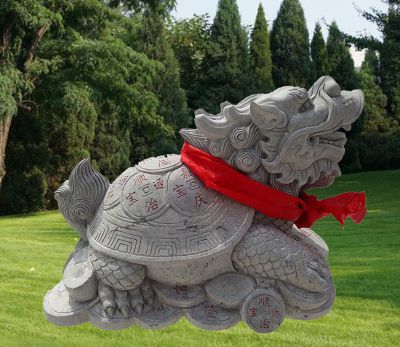 景区摆放的带红绳的青石石雕创意龙龟雕塑