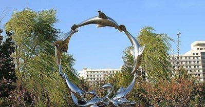 景区多只环绕圆形海豚不锈钢雕塑