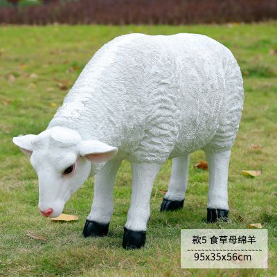 草地上一只吃草的玻璃钢仿真绵羊雕塑