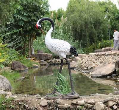玻璃钢彩绘公园池塘丹顶鹤雕塑
