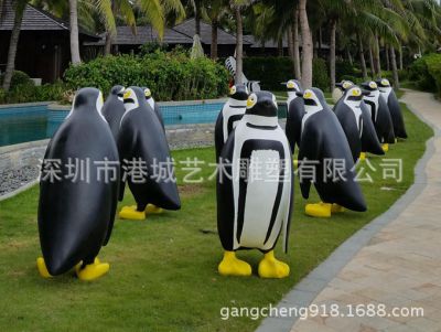 玻璃钢草坪上排队休息的可爱企鹅雕塑