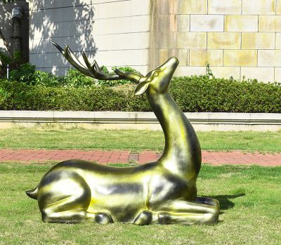 公园一只卧着的不锈钢喷漆烤漆鹿雕塑