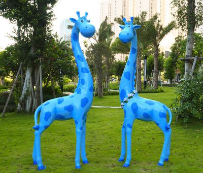 玻璃钢彩绘公园草坪蓝色长颈鹿雕塑