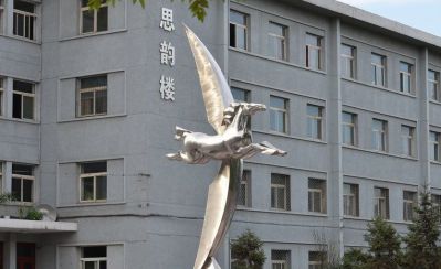 学校摆放的奔跑的玻璃钢创意飞马雕塑