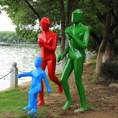 公园湖边摆放玻璃钢抽象一家三口跑步运动雕塑