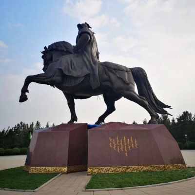 广场大型玻璃钢铸铜历史名人骑马雕像