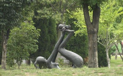 公园园林铜雕玩耍中的母子雕塑