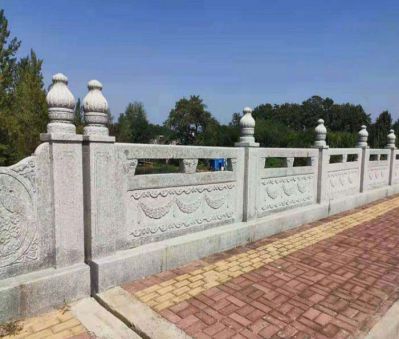 桥上雕刻花纹镂空防护栏杆