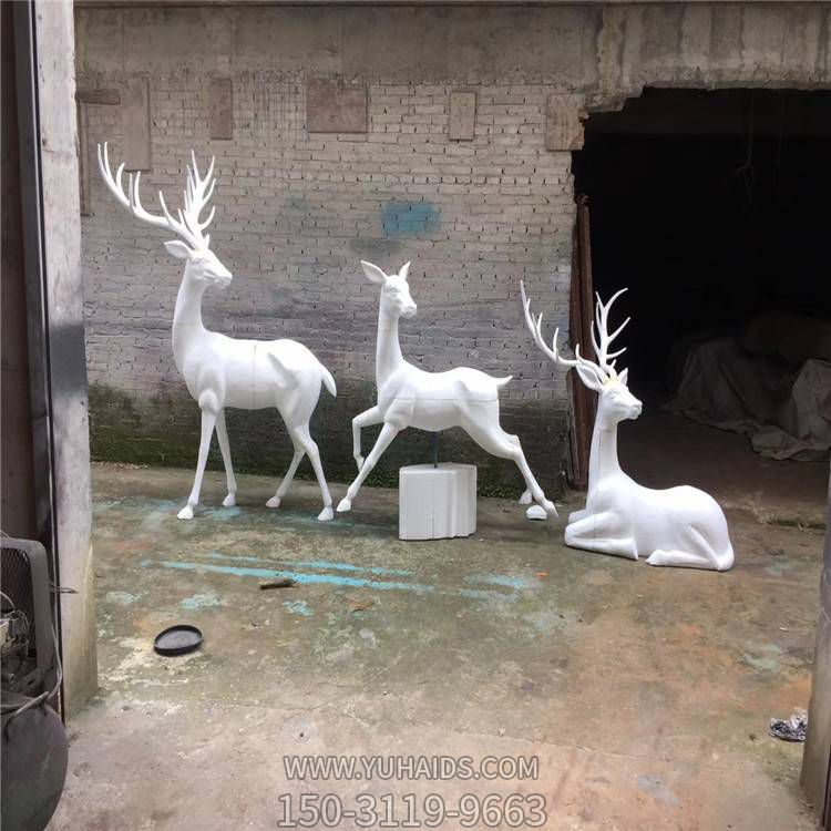 园林草坪摆放玻璃钢动物鹿群雕塑 