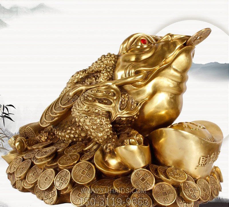 商场里摆放的带元宝的金色玻璃钢创意金蟾雕塑