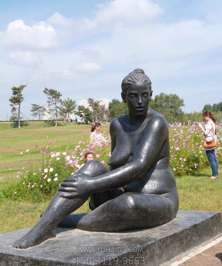 公园景区铜雕坐着的女孩雕塑