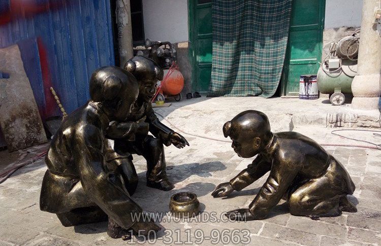 玻璃钢仿铜斗蛐蛐的古代儿童雕塑