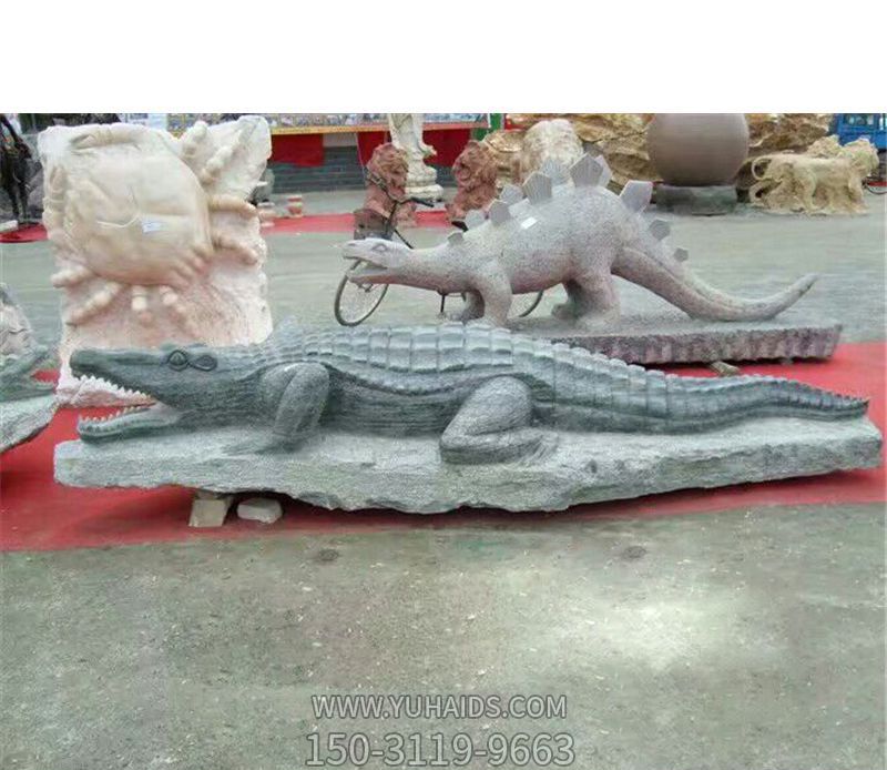 公园街道摆放的爬行的青石石雕创意鳄鱼雕塑