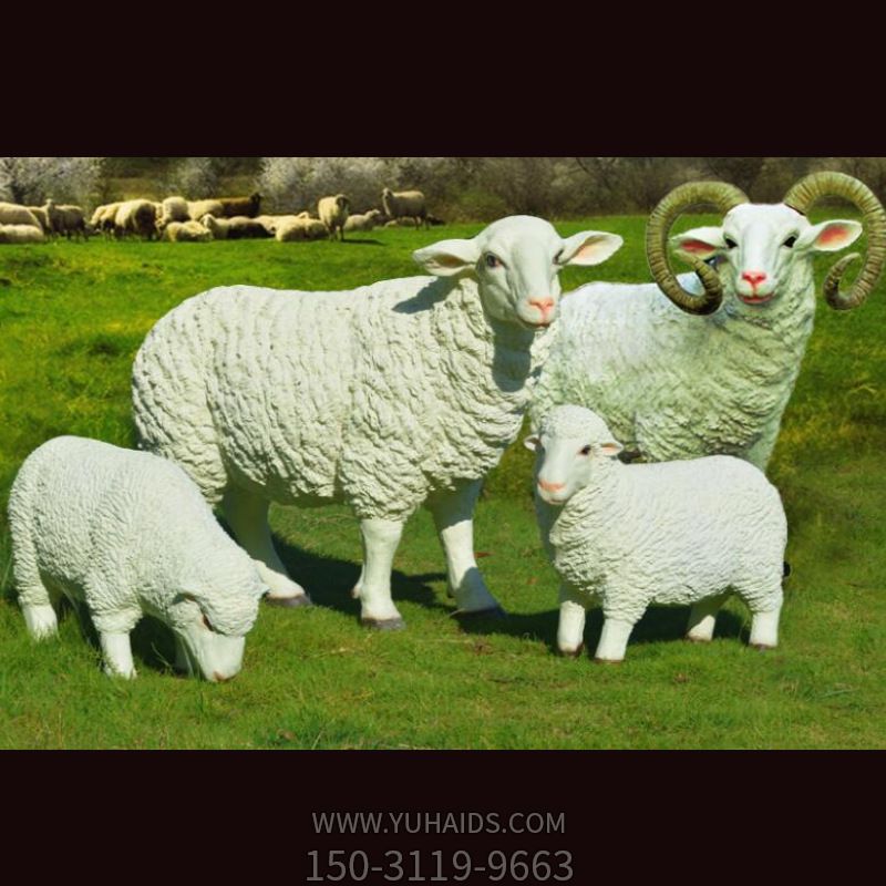 景区摆放的一家四口的绵羊雕塑