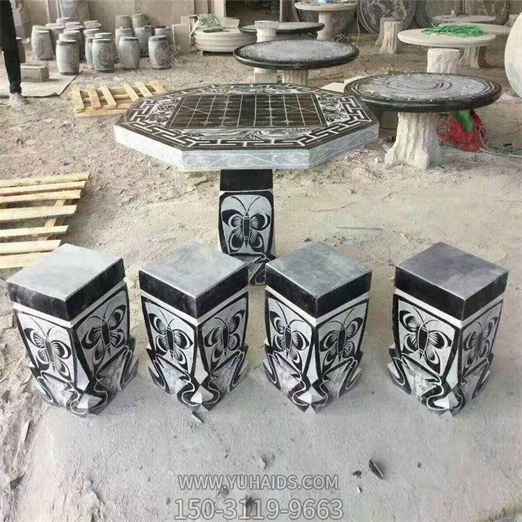 青石石桌凳，带中国棋盘雕塑