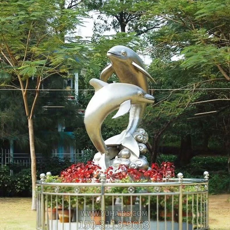 花园从中两只不锈钢海豚雕塑