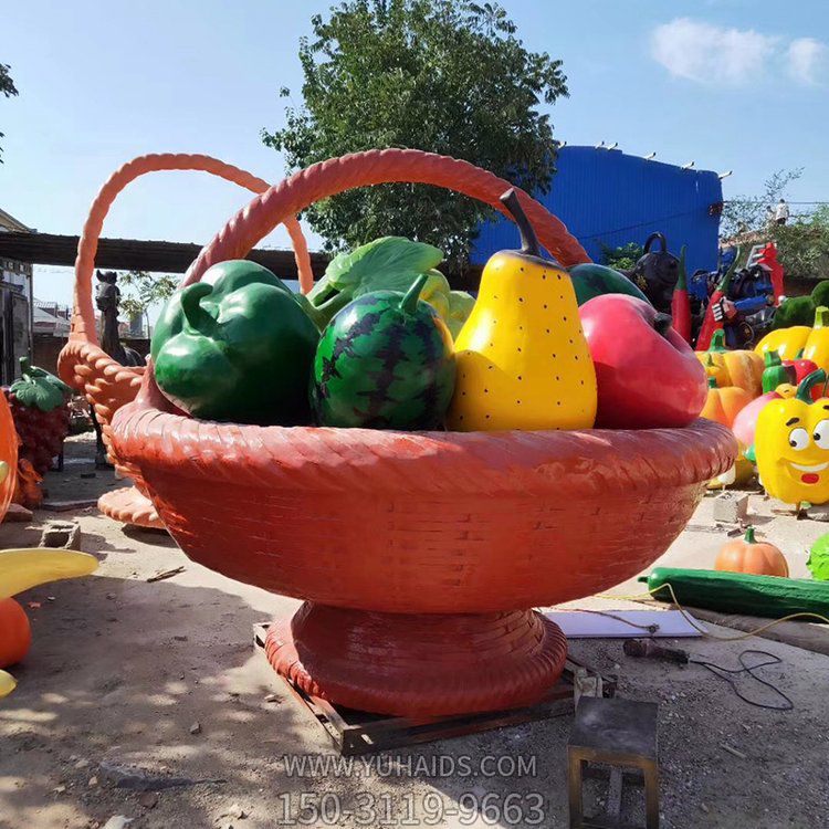 农场玻璃钢彩绘果篮里的仿真蔬菜水果雕塑