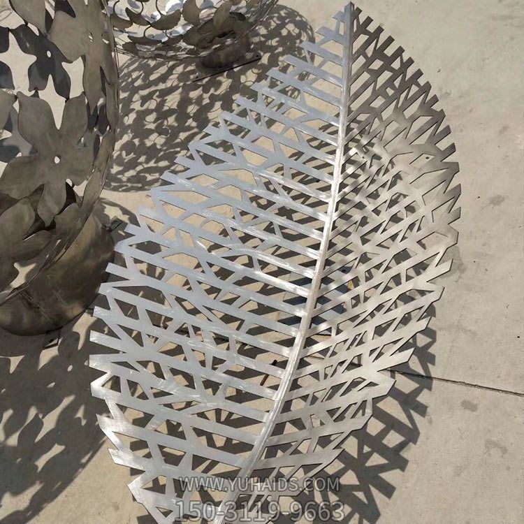 不锈钢镂空植物景观树叶雕塑