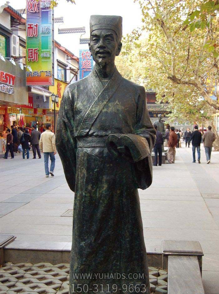 步行街摆放立式历史名医李时珍青铜雕塑
