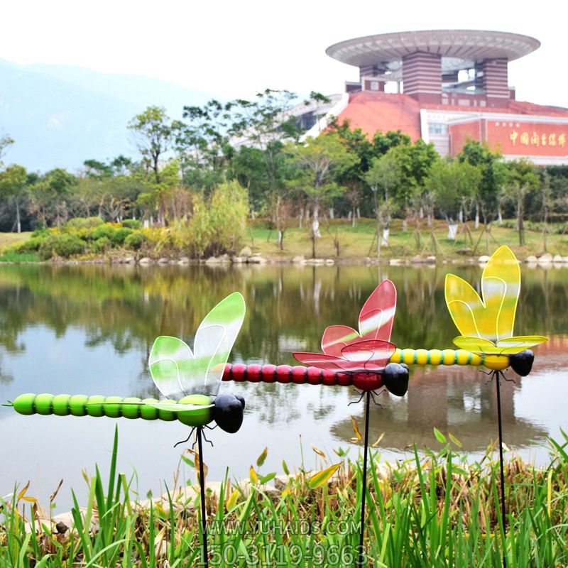 大学校园湖边彩色玻璃钢蜻蜓雕塑